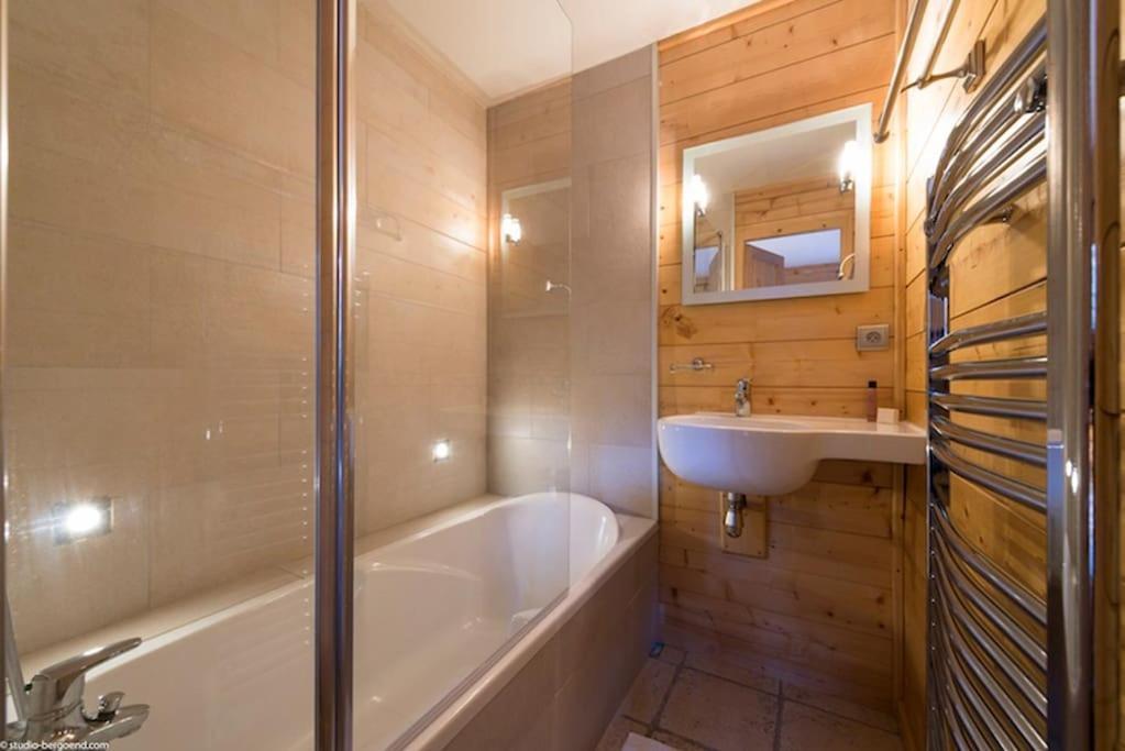 Cosy 4 Bedroom Chalet With Hot Tub Saint-Marcel  Ngoại thất bức ảnh