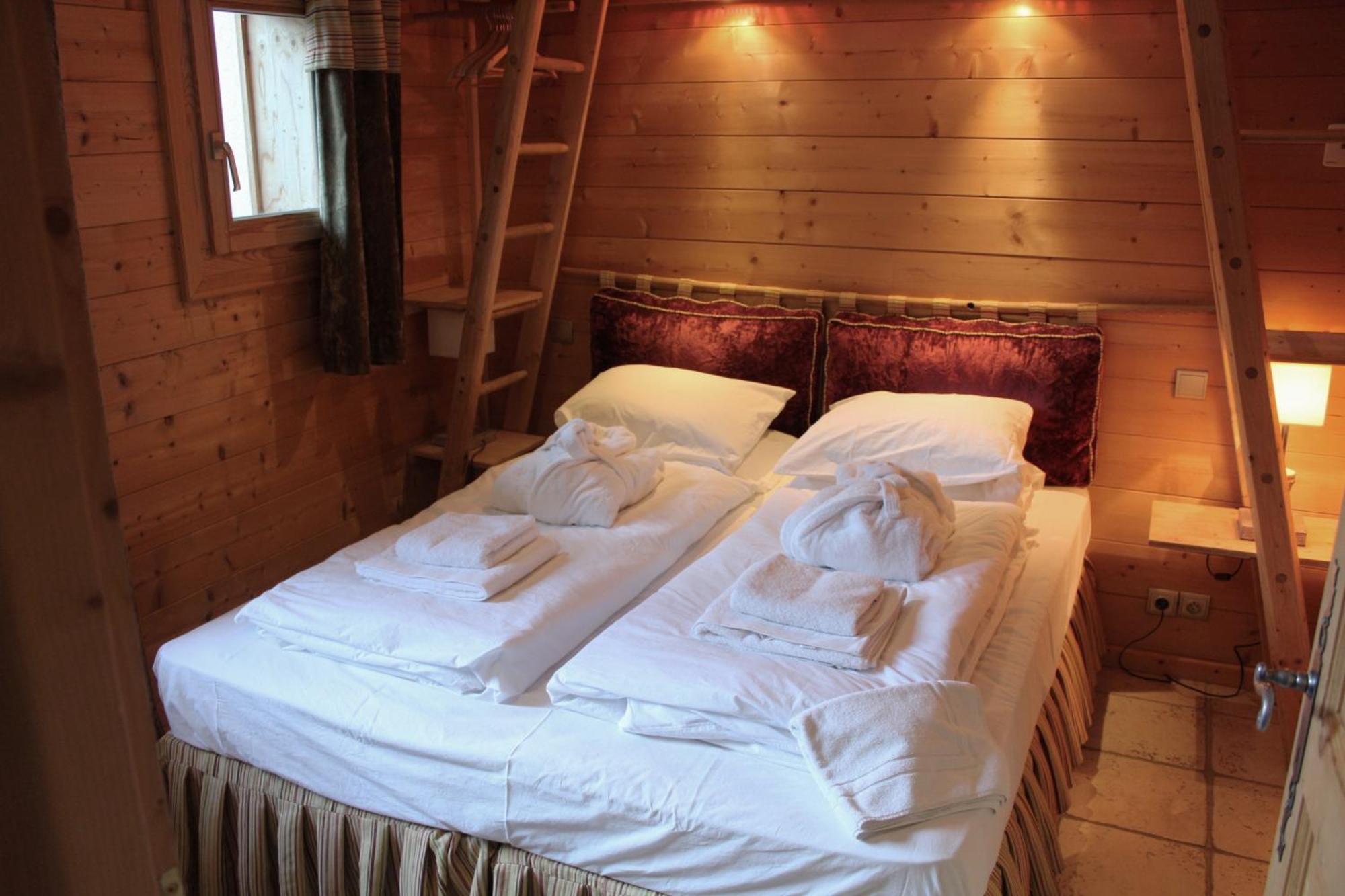 Cosy 4 Bedroom Chalet With Hot Tub Saint-Marcel  Ngoại thất bức ảnh