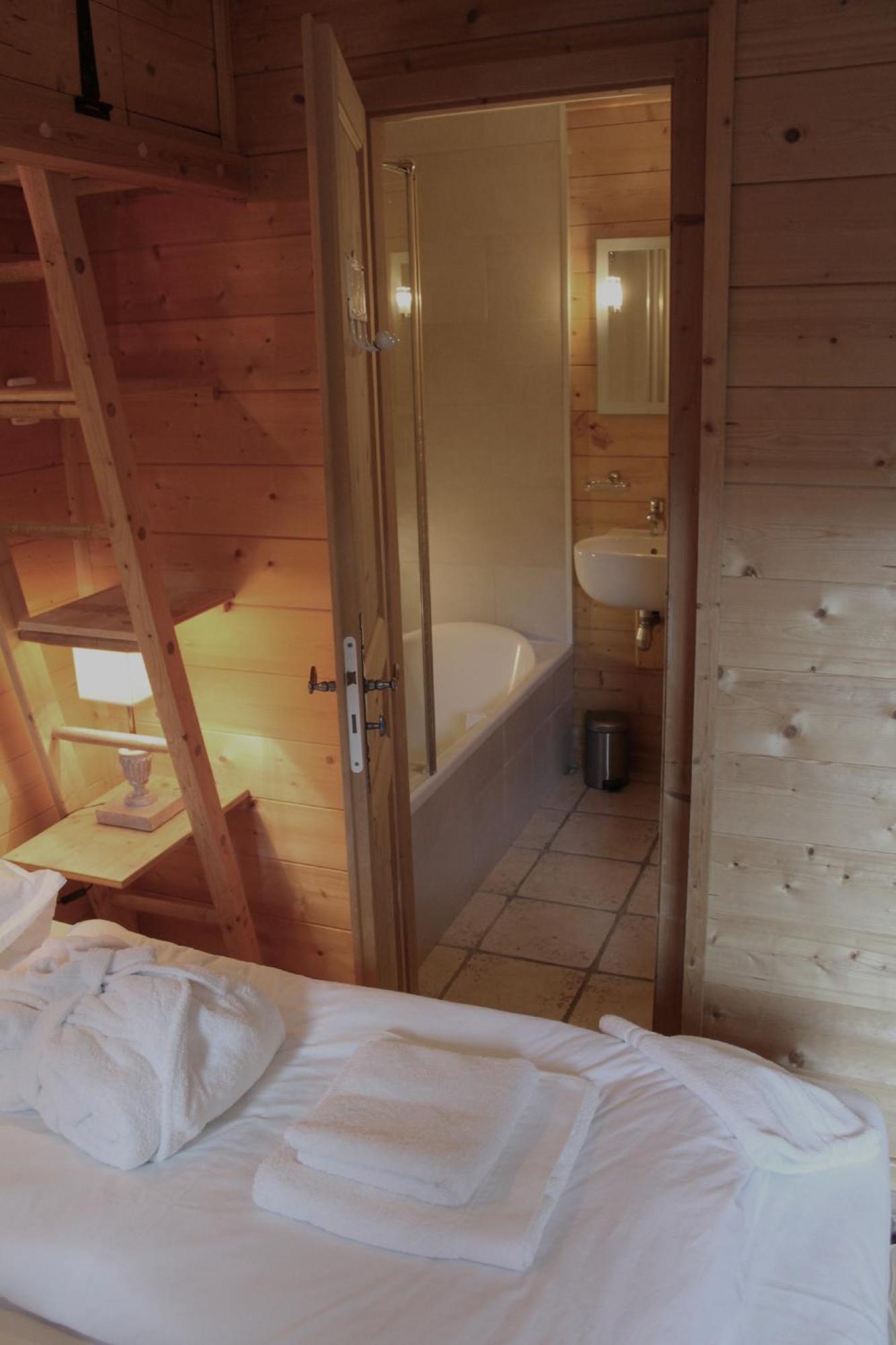 Cosy 4 Bedroom Chalet With Hot Tub Saint-Marcel  Ngoại thất bức ảnh